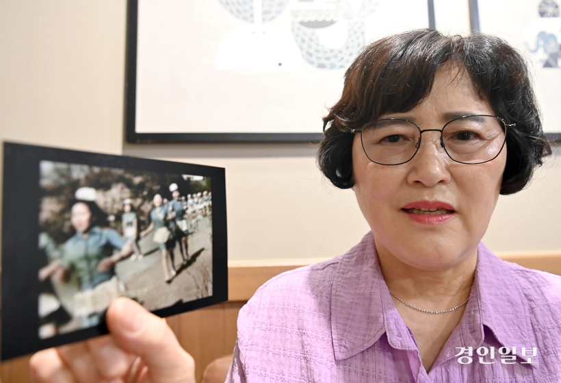 지난 22일 오후 경기도 고양시 일산 자택 인근에서 만난 김용자 동일방직해고자복직추진위원회 대표가 1978년 이른바 ‘똥물 테러 사건’ 당시 상황을 설명하고 있다. 2025.8.22 /김용국기자 yong@kyeongin.com