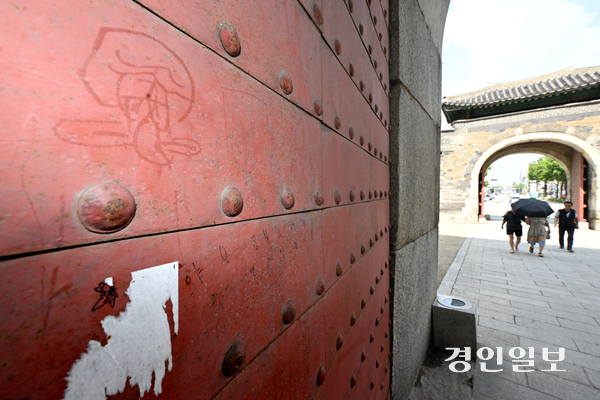 27일 오전 수원시 팔달구 장안문에 낙서가 돼있어 시민들의 눈살을 찌푸리게 하고 있다. 수원화성은 유네스코 세계문화유산으로 낙서나 스티커 부착 등 훼손 행위는 법적으로 금지되어 있다. 2025.8.27 /최은성기자 ces7198@kyeongin.com