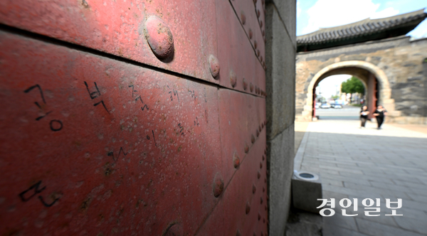 27일 오전 수원시 팔달구 장안문이 낙서로 훼손된 채 방치돼 있어 시민들의 눈살을 찌푸리게 하고 있다. 수원화성은 유네스코 세계문화유산으로 낙서나 스티커 부착 등의 훼손 행위는 법적으로 금지되어 있다. 2025.8.27 /최은성기자 ces7198@kyeongin.com
