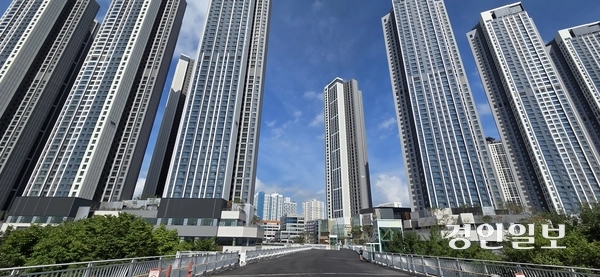 현대건설이 시공한 파주 ‘힐스테이트 더 운정’이 8월 말 입주를 시작한다. 파주/이종태기자dolsaem@kyeongin.com