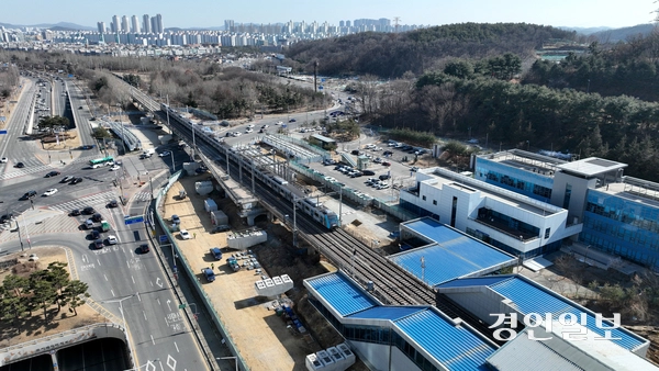 안산시가 수도권 지하철 4호선 초지역~고잔역~중앙역 일원 약 5.12㎞ 철도 구간 지하화 사업을 추진하고 있다. 사진은 안산시 초지역으로 열차가 역사로 진입하는 모습. 2025.2.26 /최은성기자 ces7198@kyeongin.com