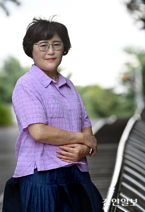 지난 22일 오후 경기도 고양시 일산 자택 인근에서 만난 김용자 동일방직해고자복직추진위원회 대표. 2025.8.22 /김용국기자 yong@kyeongin.com