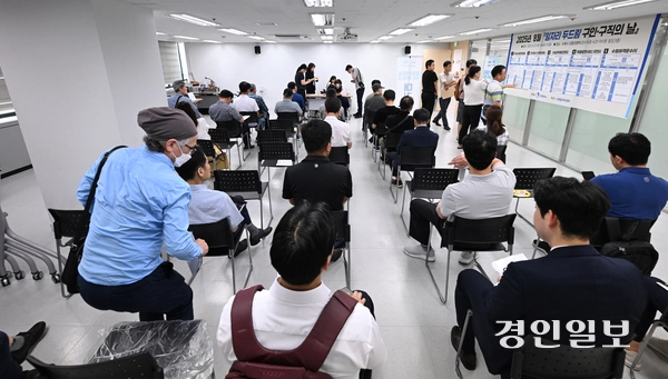 27일 오후 수원시 팔달구 신중년센터에서 열린 ‘중장년 일자리 두드림 구인구직의 날’행사에서 구직자들이 면접을 보기 위해 대기하고 있다. 2025.8.27 /최은성기자 ces7198@kyeongin.com