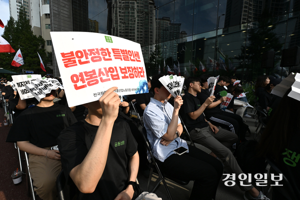 민주노총 화섬식품노조 조합원들이 27일 오후 성남시 분당구 네이버 본사 앞에서 임금단협 체결 촉구 2차 집회를 열고 통상임금 인정과 연봉 산입 등을 요구하며 구호를 외치고 있다. 2025.8.27 /최은성기자 ces7198@kyeongin.com