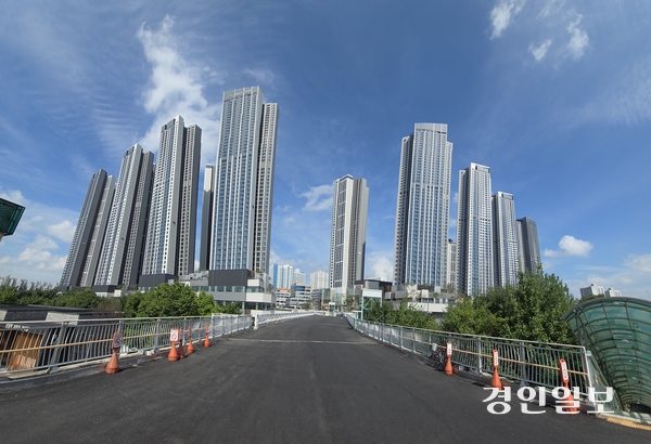 파주 ‘힐스테이트 더운정’은 지하 5층, 지상 49층, 13개 동에 아파트 744세대와 주거형 오피스텔 2천669세대 등 총 3천413세대로 운정역과 보행 육교로 직접 연결된다. 2025.8.27 파주/이종태기자dolsaem@kyeongin.com