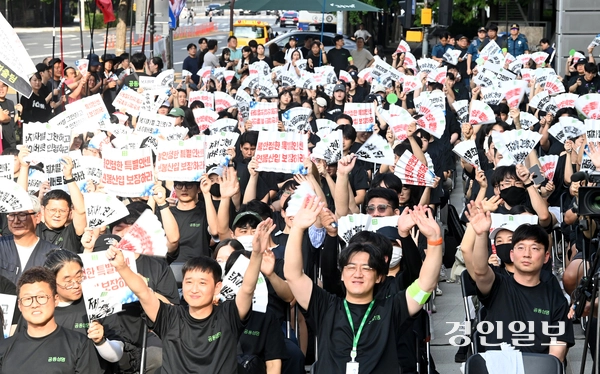 민주노총 화섬식품노조 조합원들이 27일 오후 성남시 분당구 네이버 본사 앞에서 임금단협 체결 촉구 2차 집회를 열고 통상임금 인정과 연봉 산입 등을 요구하며 구호를 외치고 있다. 2025.8.27 /최은성기자 ces7198@kyeongin.com
