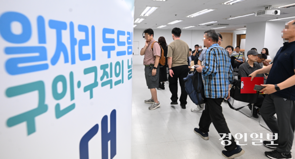 27일 오후 수원시 팔달구 신중년센터에서 열린 ‘중장년 일자리 두드림 구인구직의 날’행사에서 구직자들이 면접을 보기 위해 대기하고 있다. 2025.8.27 /최은성기자 ces7198@kyeongin.com