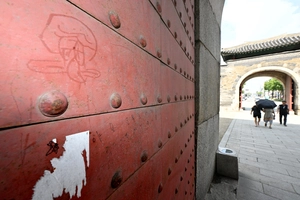 [포토] 낙서로 훼손된 수원화성