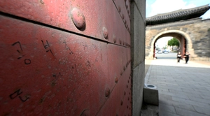 [포토] 세계문화유산 화성 ‘낙서 몸살’