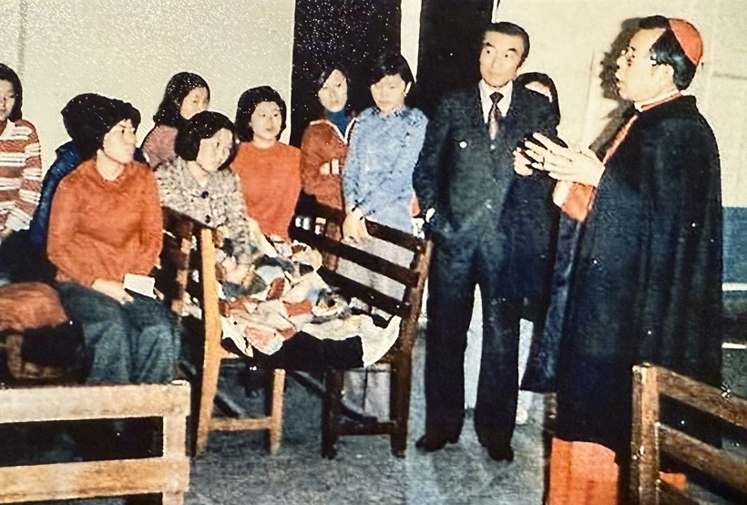 1978년 3월 명동성당에서 단식 농성 중이던 동일방직 노조 조합원들을 만난 김수환 추기경. /동일방직해고자복직추진위원회 제공