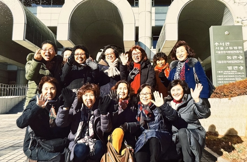 2018년 12월 동일방직 해고노동자 등이 국가를 상대로 제기한 손해배상 청구 소송 파기환송심에서 최종 승소한 해고노동자들이 법원 앞에서 촬영한 기념 사진. /동일방직해고자복직추진위원회 제공