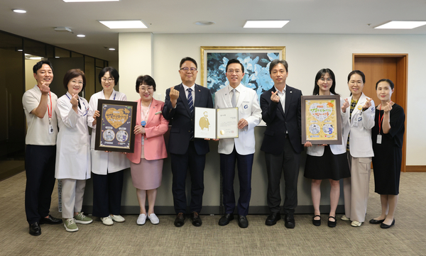 가천대 길병원은 인천혈액원으로부터 감사패와 헌혈 퍼즐 액자 2점을 건네받았다고 27일 밝혔다. 2025.8.27 /가천대 길병원 제공