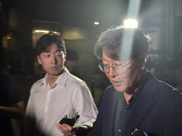 차명 주식거래 의혹을 받는 무소속 이춘석 의원이 15일 마포구 서울경찰청 광역수사단 청사에서 조사를 마친 뒤 귀가하고 있다. 2025.8.15 /연합뉴스