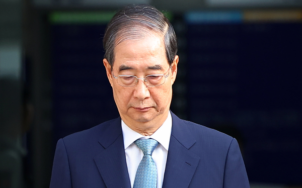윤석열 전 대통령의 내란 행위 방조 혐의를 받는 한덕수 전 국무총리가 27일 구속 전 피의자 심문(영장실질심사)을 마친 뒤 대기 장소인 서울구치소로 이동하기 위해 서울 서초구 서울중앙지법 청사를 나서고 있다. 2025.8.27 /연합뉴스