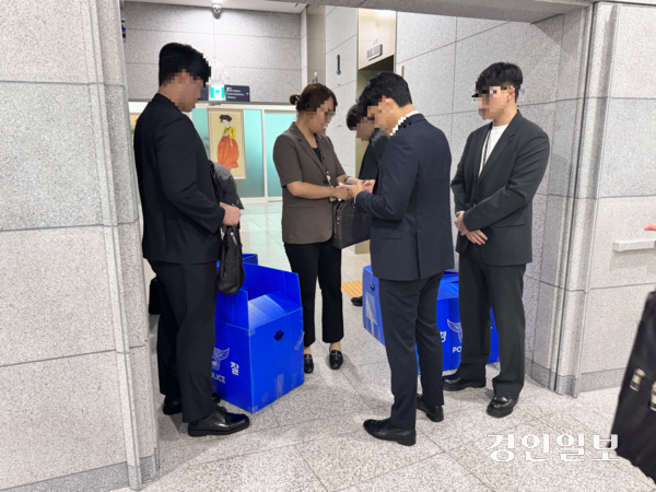 경기도의원 ITS 집단 비리 사건에 대한 수사는 내용과 형식면에서 이제 첫발을 뗀 것에 불과하다. 사진은 지난 7월 28일 경찰이 경기도의회 사무실 등에 대한 압수수색에 나선 모습. 2025.7.28 /한규준기자 kkyu@kyeongin.com