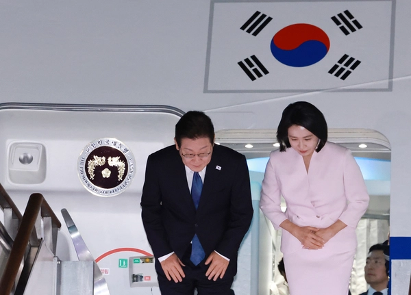 이재명 대통령과 김혜경 여사가 일본·미국 방문 일정을 마치고 28일 경기도 성남 서울공항에 도착해 공군1호기에서 내리며 인사하고 있다. 2025.8.28 /연합뉴스