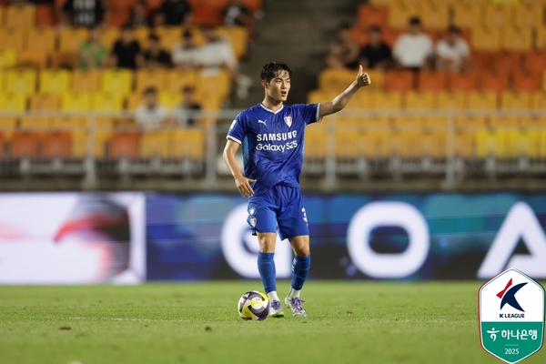 수원삼성 강성진이 30일 성남FC와의 경기에서 득점 후 선수들을 독려하고 있다. 2025.8.30 /한국프로축구연맹 제공