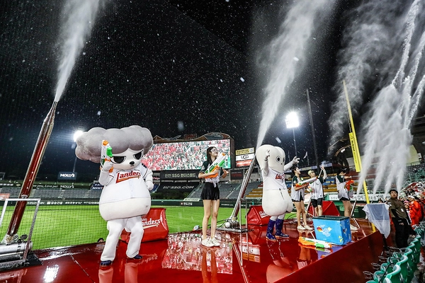 프로야구 인천 SSG 랜더스가 인천 랜더스필드에서 ‘랜필 썸머 페쓱티벌’ 행사를 열고 있다. /SSG 제공