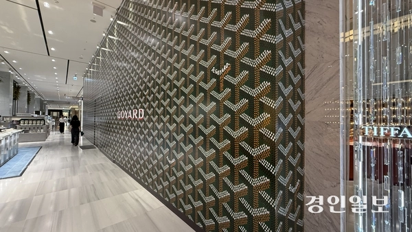현대백화점 판교점 1층에 프랑스 명품 브랜드 ‘고야드’ 입점을 알리는 가벽이 세워져 있다. 고야드 매장은 오는 9월 4일 문을 열 예정이다. 2025.8.27 /윤혜경기자 hyegyung@kyeongin.com