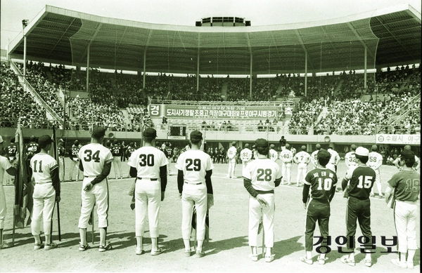 1989년 수원야구장 개장 모습. /경인일보DB