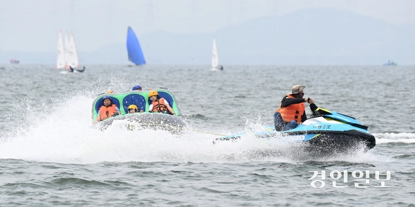 무더운 날씨가 이어진 31일 시흥시 거북섬 일원에서 열린 ‘제17회 전국해양스포츠제전’을 찾은 시민들이 수상레저를 즐기며 더위를 식히고 있다. 2025.8.31 /최은성기자 ces7198@kyeongin.com