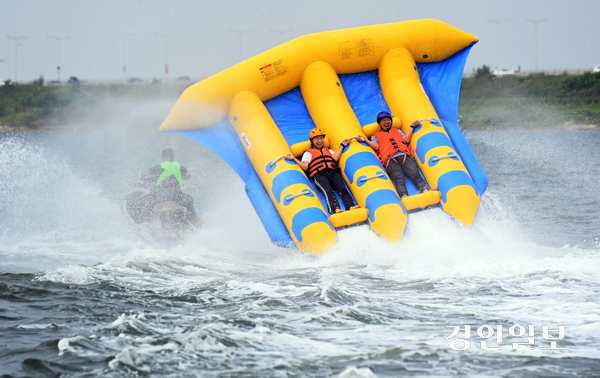 낮 최고기온이 31도까지 상승하는 등 무더운 날씨가 이어진 31일 오전 시흥시 정왕동 거북섬 일원에서 열린 ‘제17회 전국해양스포츠제전’을 찾은 시민들이 수상레저를 즐기며 더위를 식히고 있다. 2025.8.31 /최은성기자 ces7198@kyeongin.com