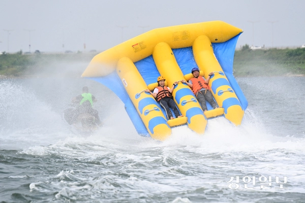 무더운 날씨가 이어진 31일 시흥시 거북섬 일원에서 열린 ‘제17회 전국해양스포츠제전’을 찾은 시민들이 수상레저를 즐기며 더위를 식히고 있다. 2025.8.31 /최은성기자 ces7198@kyeongin.com