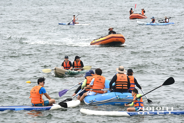 무더운 날씨가 이어진 31일 시흥시 거북섬 일원에서 열린 ‘제17회 전국해양스포츠제전’을 찾은 시민들이 수상레저를 즐기며 더위를 식히고 있다. 2025.8.31 /최은성기자 ces7198@kyeongin.com