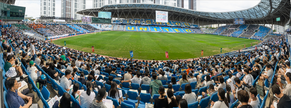 지난해 9월 28일 인천축구전용경기장에서 열린 제39회 새얼백일장 참가자들이 글쓰기에 열중하고 있다. 2024.9.28 /새얼문화재단 제공