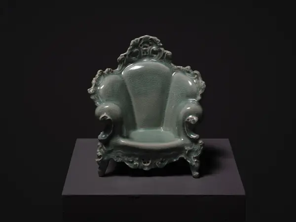 알레산드로 멘디니, 108번뇌, 2009, 청자토, 청자유, 22x16x21cm, 경기도자미술관 소장