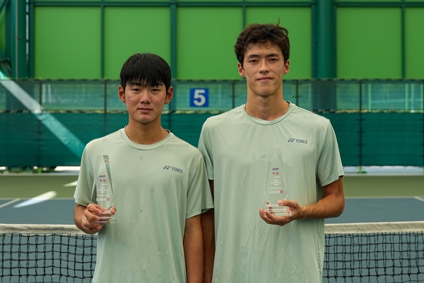 Kang Ji-hoon (left) of Myongji University (left) who won the 79th National Frequency Federation Tennis Men's Doubles. Provided by freelancer Kim Do -won