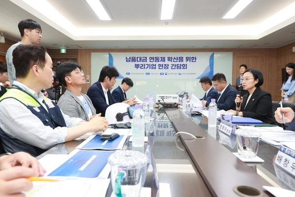 한성숙 중소벤처기업부 장관은 지난 29일 ‘정책현장투어’ 일환으로 인천 남동구에 있는 뿌리기업 (주)하나금속을 방문했다. 2025.8.29 /중기부 제공