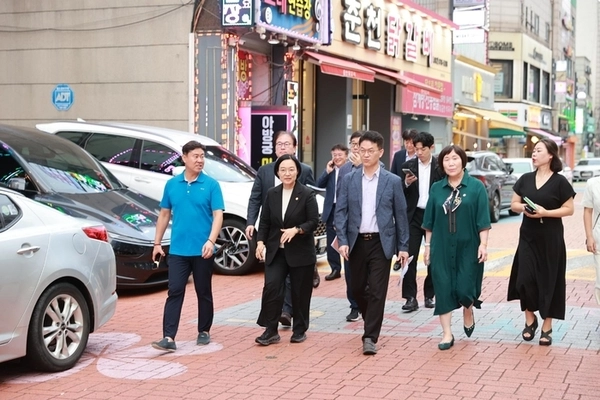 한성숙 중소벤처기업부 장관은 29일 선학동 골목형상점가를 찾아가 상인들을 만났다. 2025.8.29 /중소기업벤처기업부 제공