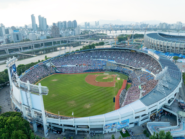지난 24일 프로야구 2025 신한 SOL 뱅크 KBO리그 kt wiz와 두산 베어스의 경기가 열린 서울 잠실야구장에 관중이 들어차 있다. 전날 2025시즌 KBO리그는 1천만 관중을 돌파했다. 587경기 만에 달성한 기록으로 작년보다 날짜로는 23일, 경기 수로는 84경기 빠른 수치다. 2025.8.24 /연합뉴스
