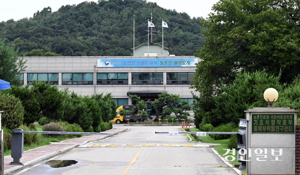 전북혁신도시에 있는 국립식량과학원 소속 일부 식품 연구 부서를 수원으로 이전하는 방안이 추진됐으나 정치권 등의 반발로 무산됐다. 사진은 수원시 권선구에 위치한 농촌진흥청 국립식량과학원 중북부 작물연구센터의 모습. 2025.9.1 /임열수기자 pplys@kyeongin.com