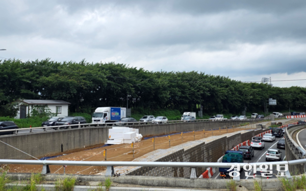 1일 오전 11시 서부간선도로 오목교 부근. 광명 일직동 방향 지하차도가 폐쇄돼 차량들이 지상의 교차로를 통해 이동하다 보니, 신호 등에 정체가 발생하고 있다. 성산대교 방향 역시 차로 폭이 감소하며 정체가 생기는 상태다. 2025.9.1 /고건기자 gogosing@kyeongin.com