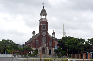 시민 곁에 인천 답동성당… 130년 기억 담고 오묘한 빛