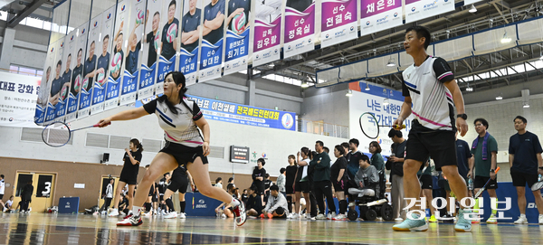 Athletes who participated in the 13th King's Table Icheon Rice Cup National Badminton Competition held in October last year are engaged in the game. /Gyeongin Ilbo DB