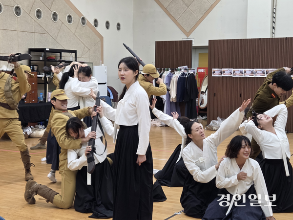 지난 21일 수원시립공연단이 시연한 창작 뮤지컬 ‘향화’. 이 작품은 오는 5일부터 사흘간 수원SK아트리움 무대에 오른다. 2025.8.21 /이시은기자 see@kyeongin.com