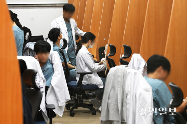 정부의 의대 정원에 반발해 학업을 중단한 의대생과 사직한 전공의 상당수가 업무 현장에 복귀하고 있다. 1일 경기도내 한 의과대학에서 의대생들이 자율학습을 하고 있다. 2025.9.1 /최은성기자 ces7198@kyeongin.com