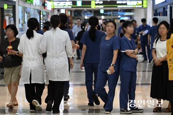 정부의 의대 정원에 반발해 학업을 중단한 의대생과 사직한 전공의 상당수가 업무 현장에 복귀하고 있다. 1일 경기도내 한 대학병원에서 의료진들이 발걸음을 옮기고 있다. 2025.9.1 /최은성기자 ces7198@kyeongin.com