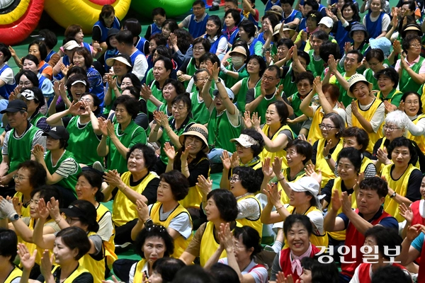 2일 오후 안양시 동안구 안양종합운동장에서 열린 ‘자원봉사자 명랑운동회’에서 안양시자원봉사센터 봉사자들이 체육활동을 하며 즐거운 시간을 보내고 있다. 2025.9.2 /최은성기자 ces7198@kyeongin.com