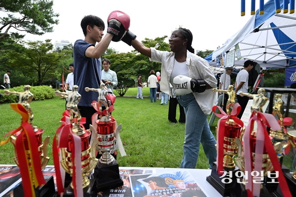 2일 수원시 영통구 아주대학교에서 열린 동아리 박람회에서 외국인 유학생들이 복싱·서예 등 다양한 동아리 체험을 하고 있다. 2025.9.2 /최은성기자 ces7198@kyeongin.com