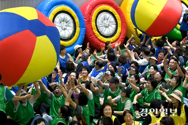 2일 오후 안양시 동안구 안양종합운동장에서 열린 ‘자원봉사자 명랑운동회’에서 안양시자원봉사센터 봉사자들이 체육활동을 하며 즐거운 시간을 보내고 있다. 2025.9.2 /최은성기자 ces7198@kyeongin.com