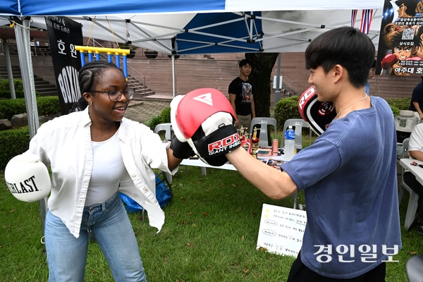 2일 수원시 영통구 아주대학교에서 열린 동아리 박람회에서 외국인 유학생들이 복싱·서예 등 다양한 동아리 체험을 하고 있다. 2025.9.2 /최은성기자 ces7198@kyeongin.com
