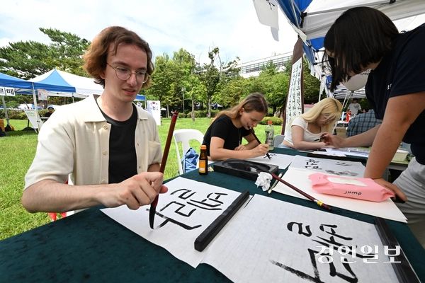 2일 수원시 영통구 아주대학교에서 열린 동아리 박람회에서 외국인 유학생들이 복싱·서예 등 다양한 동아리 체험을 하고 있다. 2025.9.2 /최은성기자 ces7198@kyeongin.com