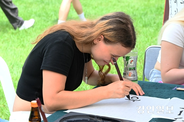 2일 수원시 영통구 아주대학교에서 열린 동아리 박람회에서 외국인 유학생들이 복싱·서예 등 다양한 동아리 체험을 하고 있다. 2025.9.2 /최은성기자 ces7198@kyeongin.com