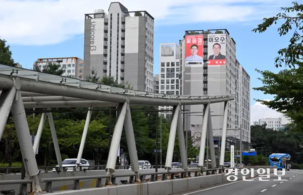 2일 오전 수원시 영통구 광교동 한 오피스텔 외벽에 대형 정당 현수막이 걸려 있다. 2025.9.2 /임열수기자 pplys@kyeongin.com