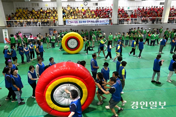 2일 오후 안양시 동안구 안양종합운동장에서 열린 ‘자원봉사자 명랑운동회’에서 안양시자원봉사센터 봉사자들이 체육활동을 하며 즐거운 시간을 보내고 있다. 2025.9.2 /최은성기자 ces7198@kyeongin.com