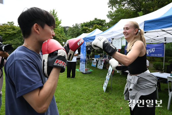 2일 수원시 영통구 아주대학교에서 열린 동아리 박람회에서 외국인 유학생들이 복싱·서예 등 다양한 동아리 체험을 하고 있다. 2025.9.2 /최은성기자 ces7198@kyeongin.com